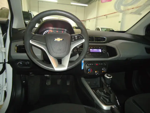 CHEVROLET Onix Hatch - Foto