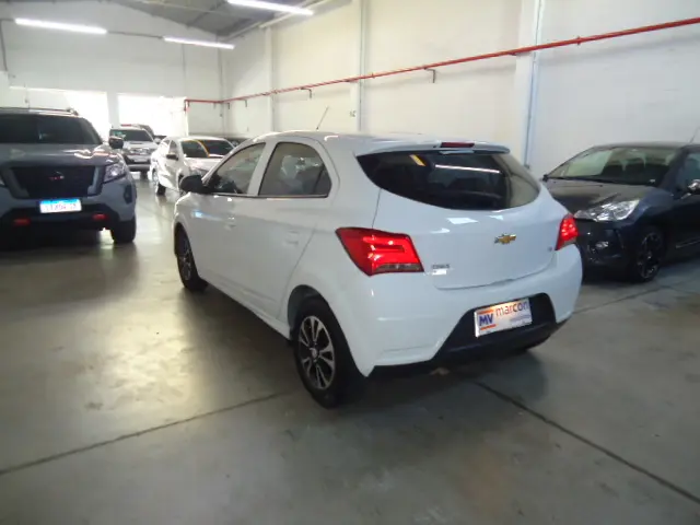 CHEVROLET Onix Hatch - Foto