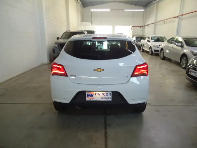 CHEVROLET Onix Hatch - Foto