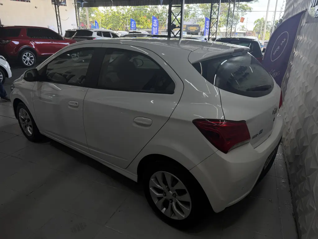 CHEVROLET Onix Hatch - Foto