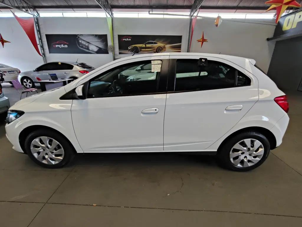 CHEVROLET Onix Hatch - Foto