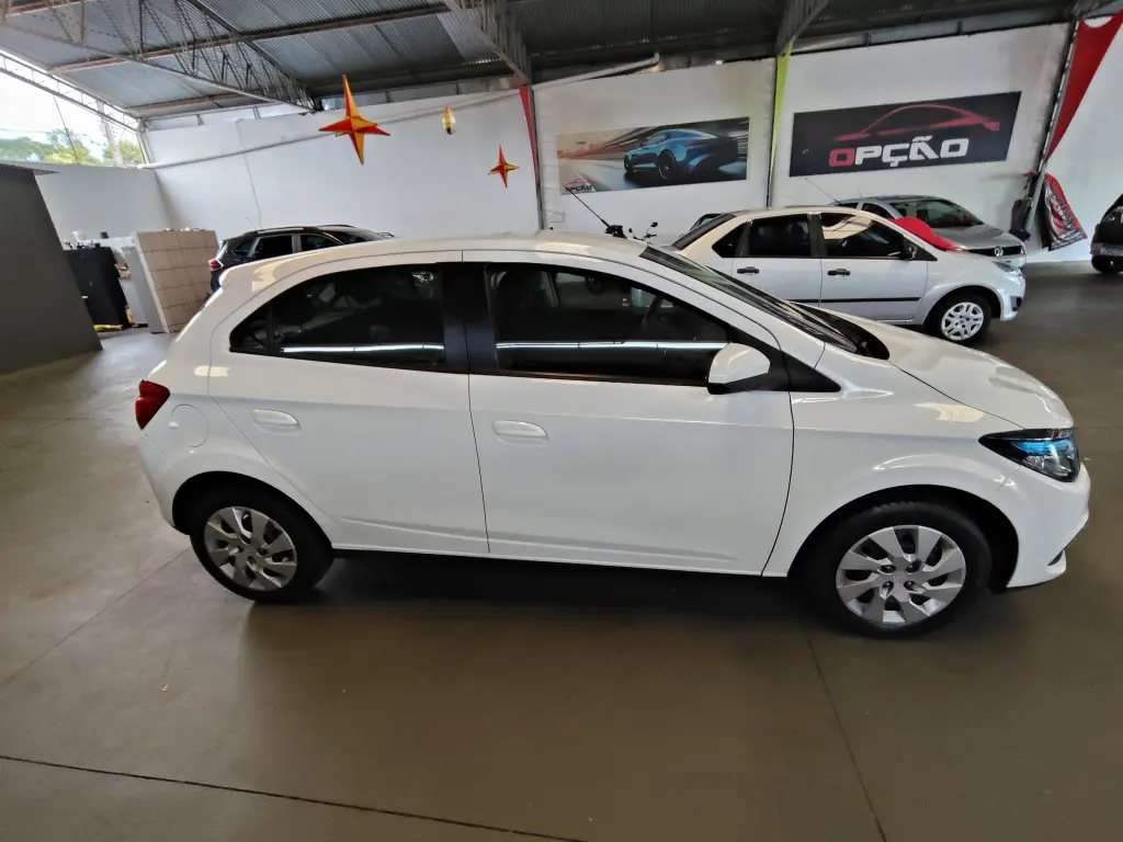 CHEVROLET Onix Hatch - Foto