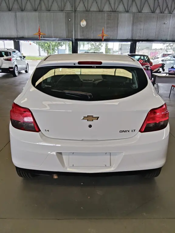 CHEVROLET Onix Hatch - Foto