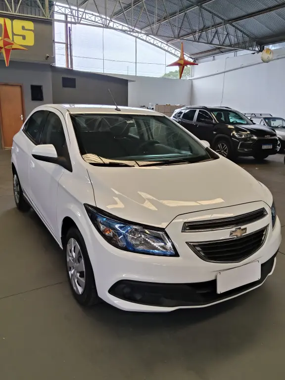 CHEVROLET Onix Hatch - Foto