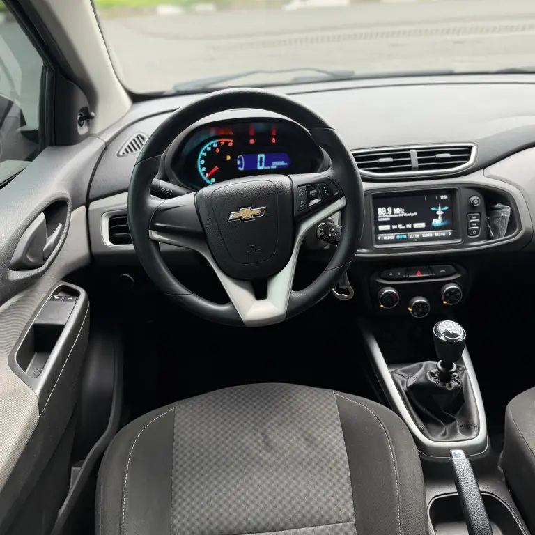 CHEVROLET Onix Hatch - Foto