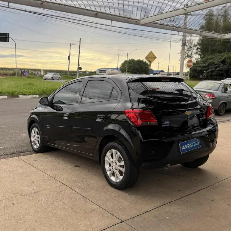 CHEVROLET Onix Hatch - Foto