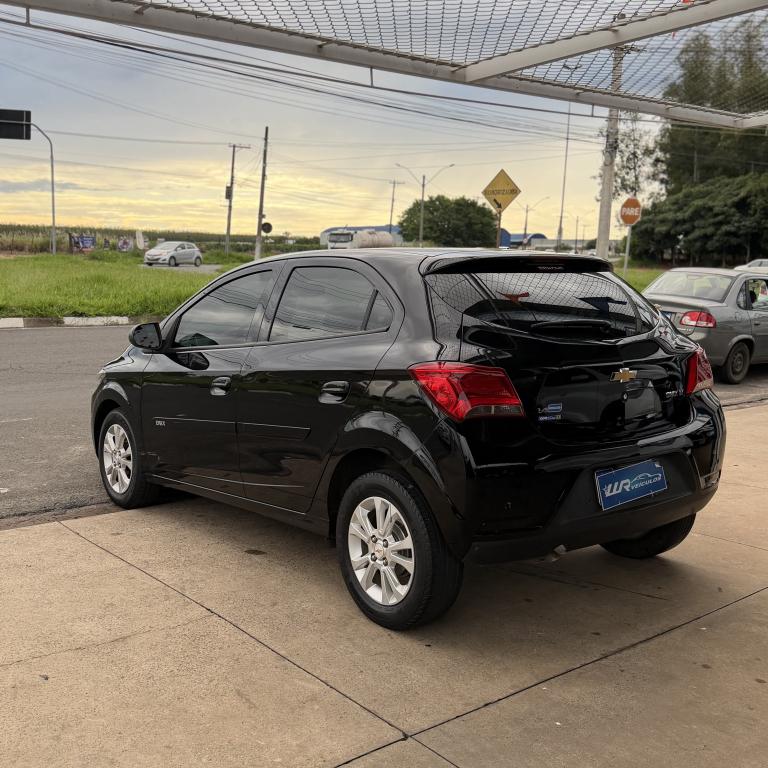 CHEVROLET Onix Hatch - Foto