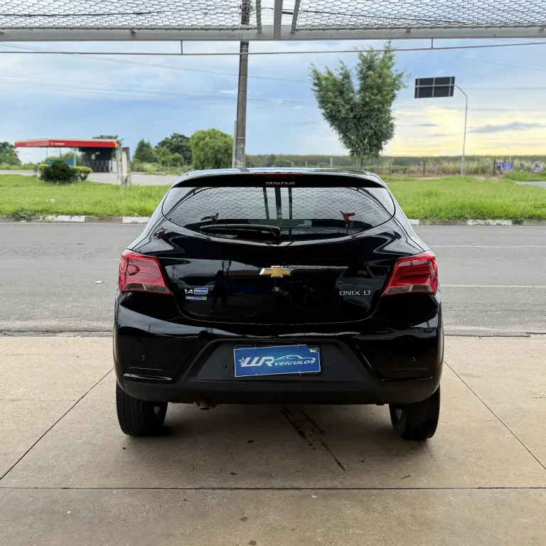CHEVROLET Onix Hatch - Foto