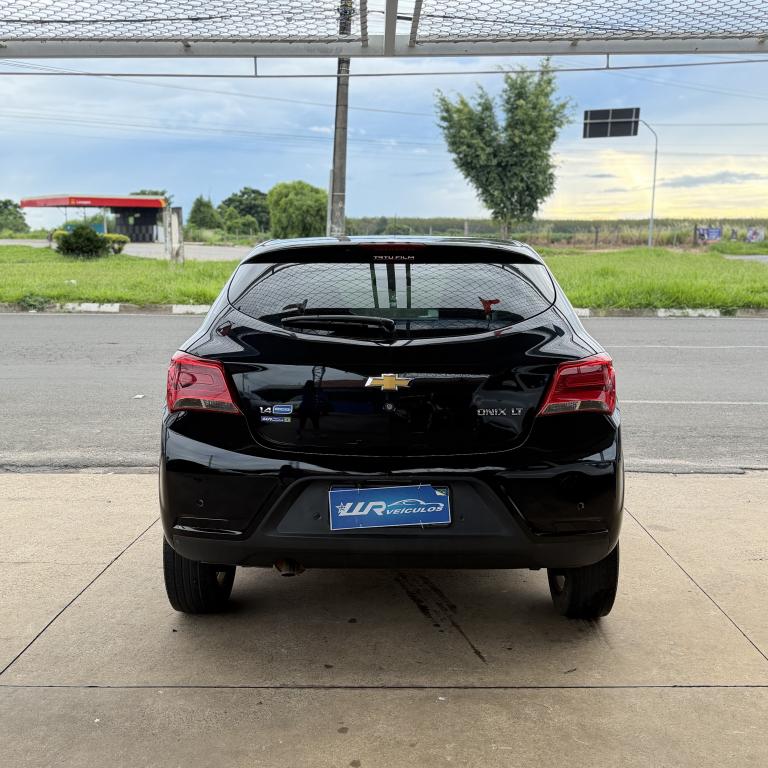CHEVROLET Onix Hatch - Foto