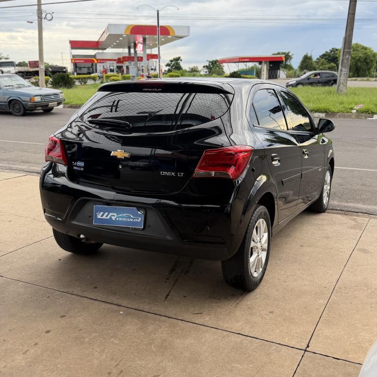 CHEVROLET Onix Hatch - Foto