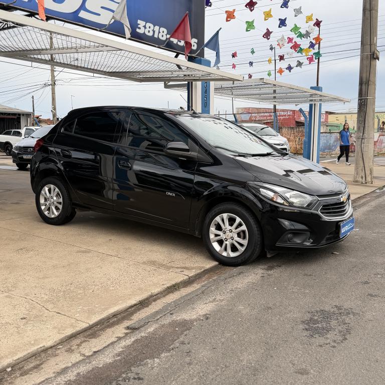 CHEVROLET Onix Hatch - Foto