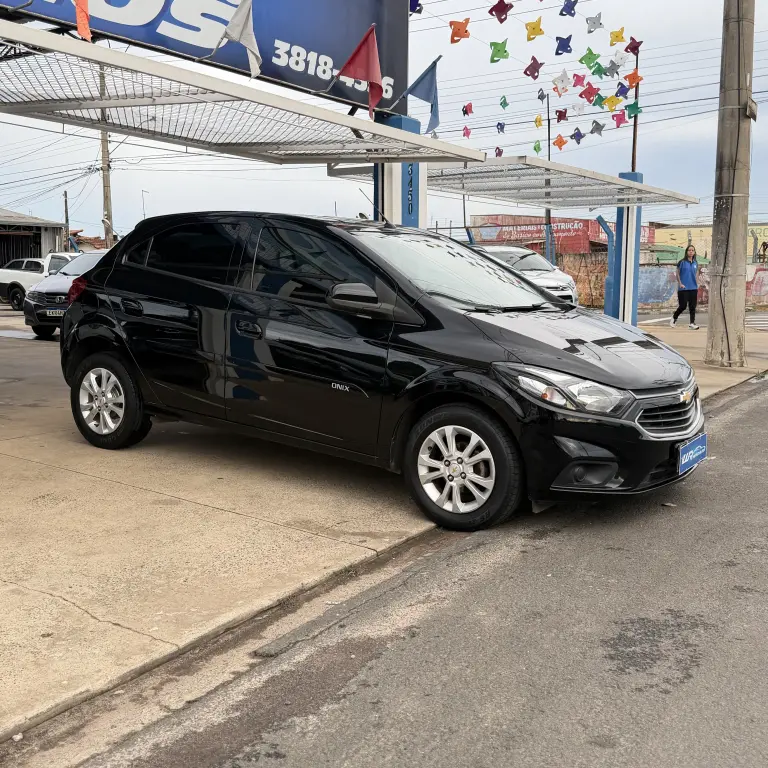 CHEVROLET Onix Hatch - Foto