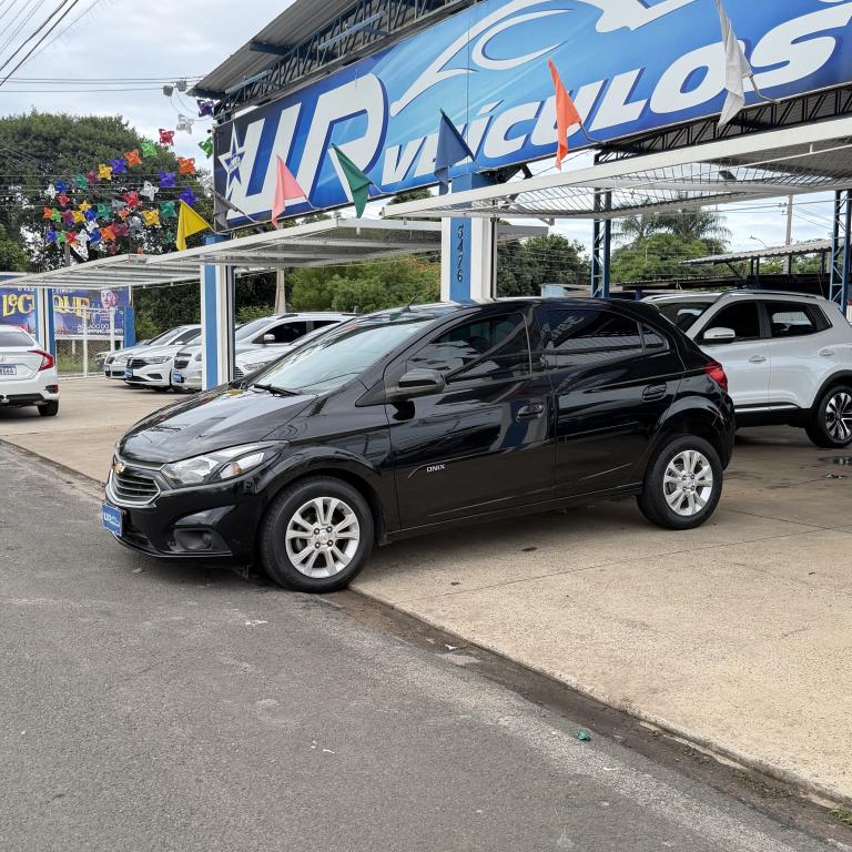 CHEVROLET Onix Hatch - Foto