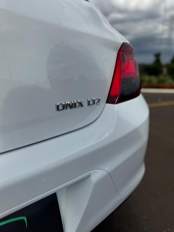 CHEVROLET Onix Hatch - Foto