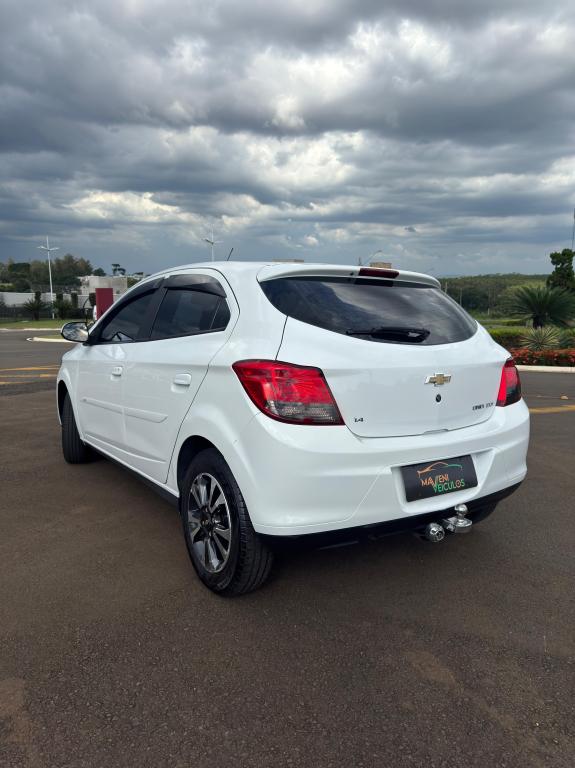 CHEVROLET Onix Hatch - Foto