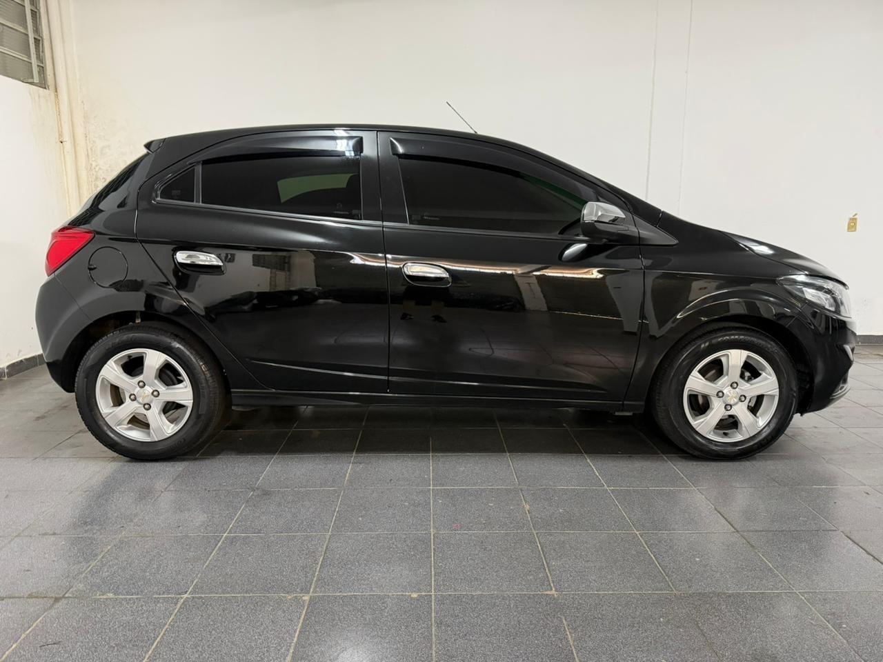 CHEVROLET Onix Hatch - Foto