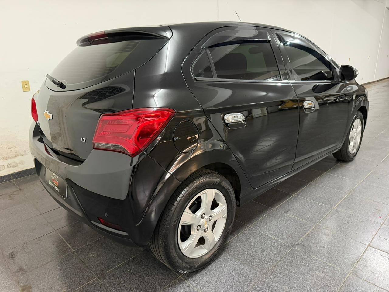 CHEVROLET Onix Hatch - Foto