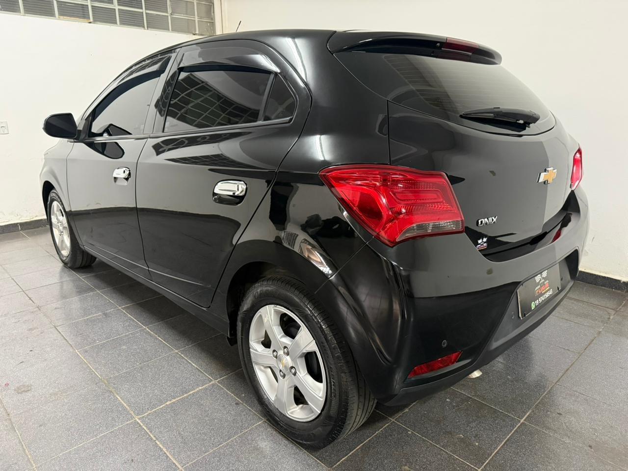 CHEVROLET Onix Hatch - Foto