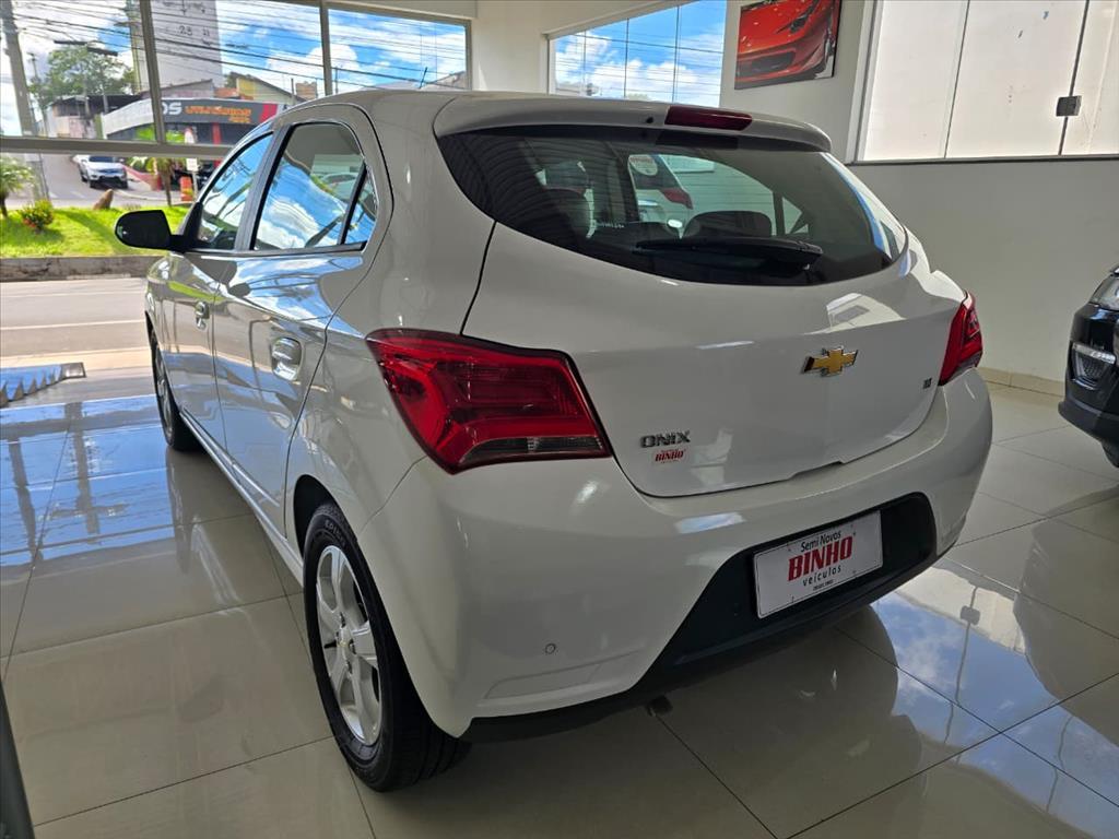 CHEVROLET Onix Hatch - Foto