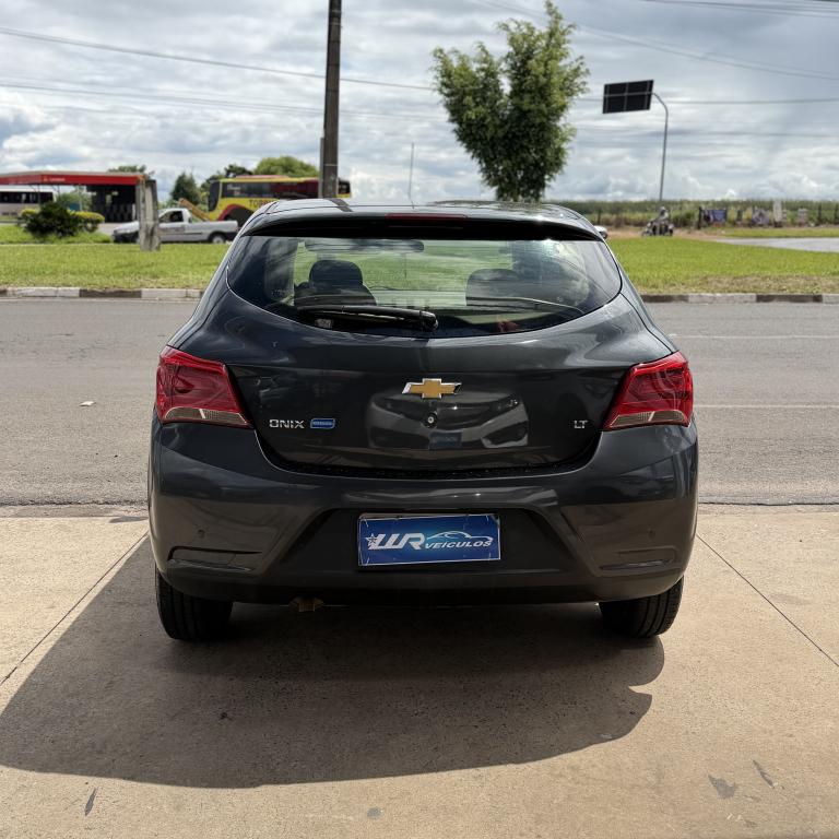 CHEVROLET Onix Hatch - Foto