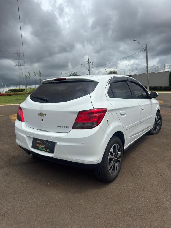 CHEVROLET Onix Hatch - Foto