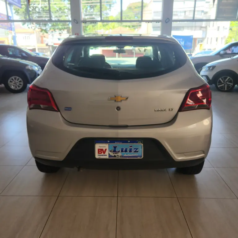 CHEVROLET Onix Hatch - Foto