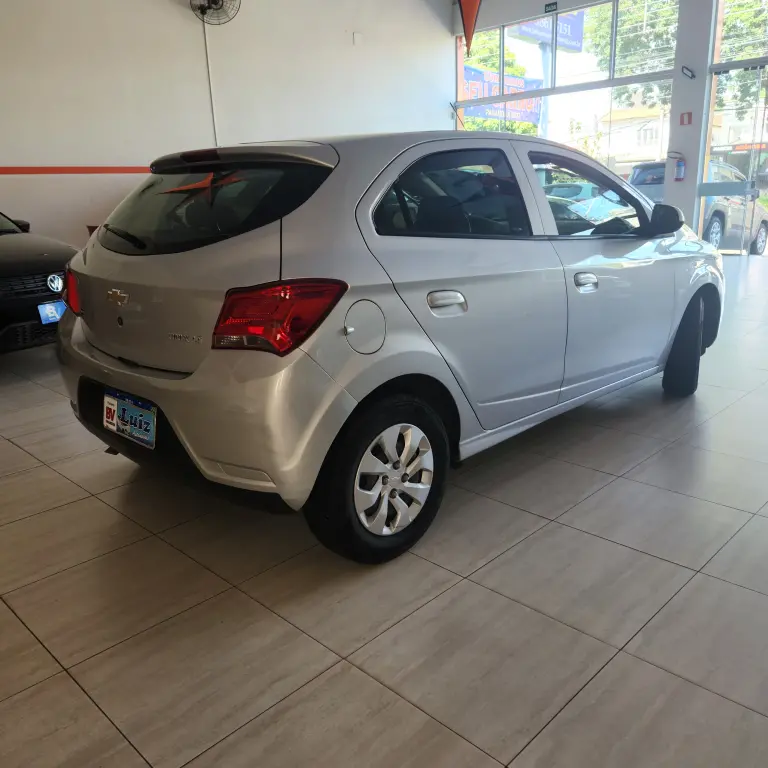 CHEVROLET Onix Hatch - Foto