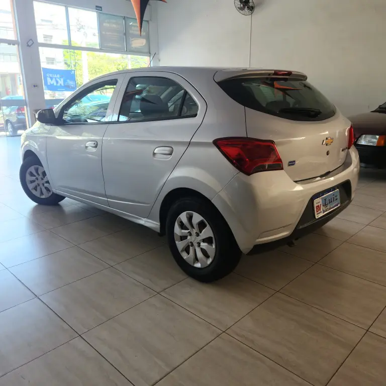 CHEVROLET Onix Hatch - Foto