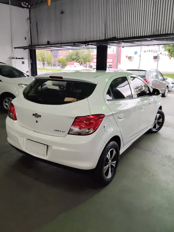 CHEVROLET Onix Hatch - Foto