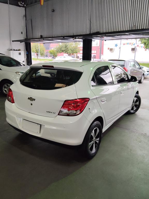 CHEVROLET Onix Hatch - Foto