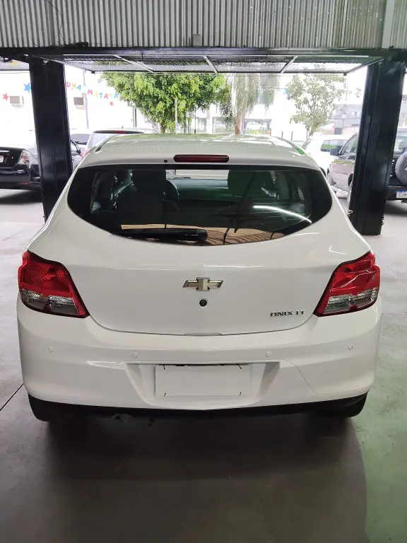 CHEVROLET Onix Hatch - Foto