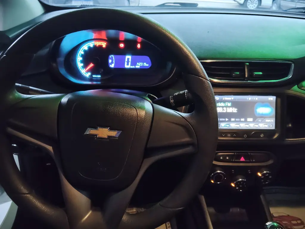 CHEVROLET Onix Hatch - Foto