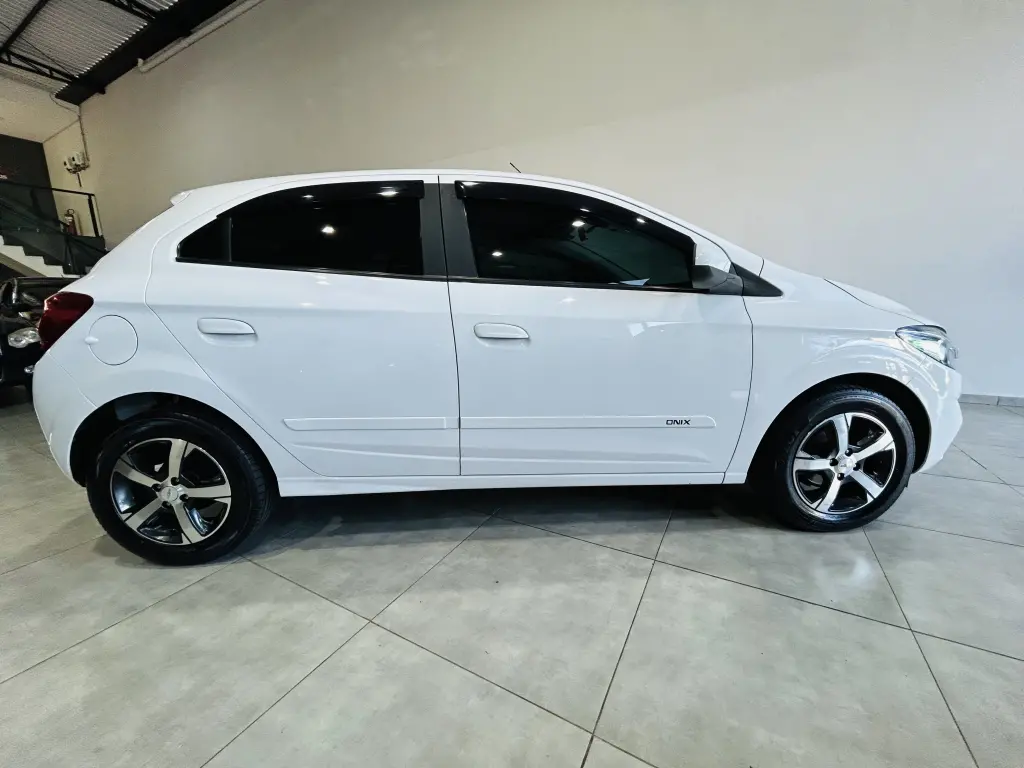 CHEVROLET Onix Hatch - Foto