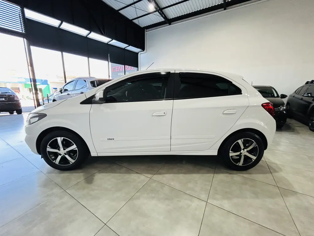 CHEVROLET Onix Hatch - Foto