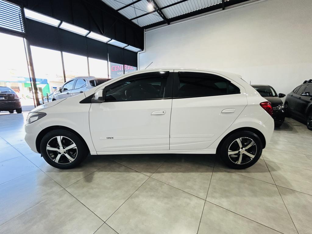 CHEVROLET Onix Hatch - Foto