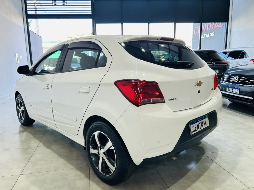 CHEVROLET Onix Hatch - Foto
