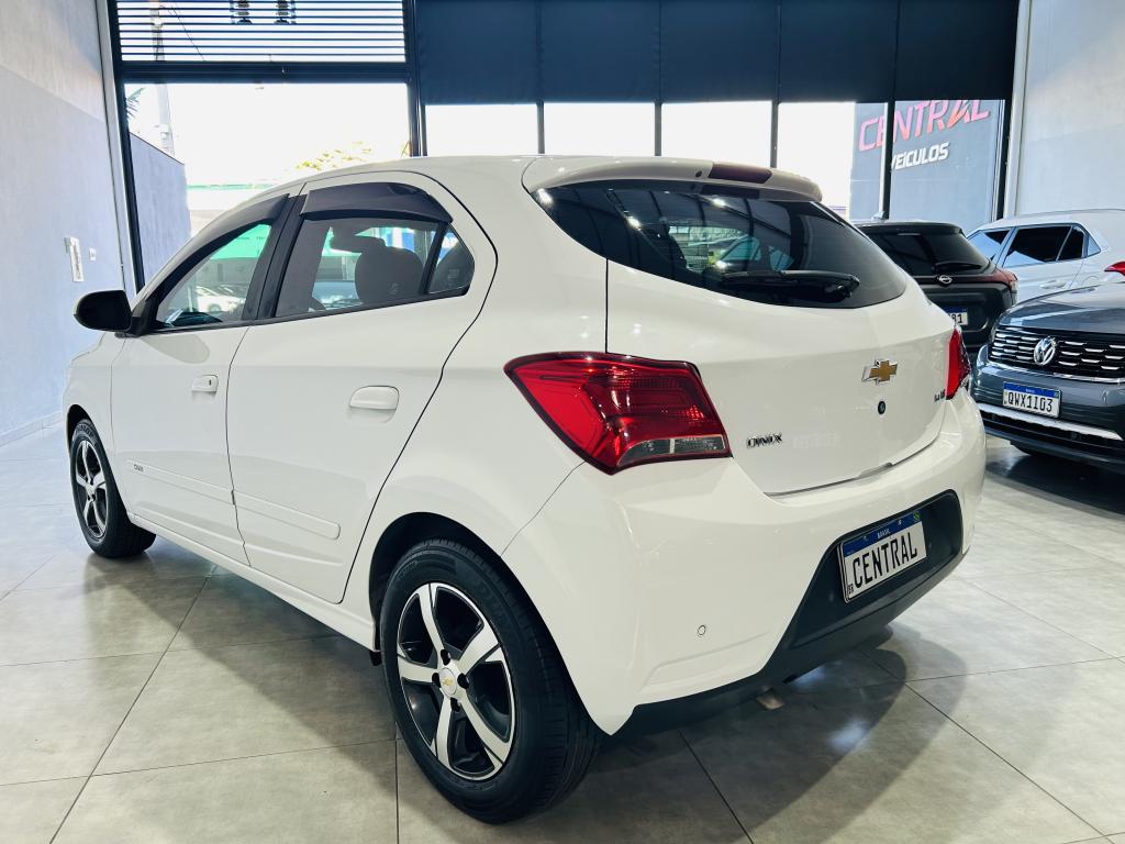 CHEVROLET Onix Hatch - Foto