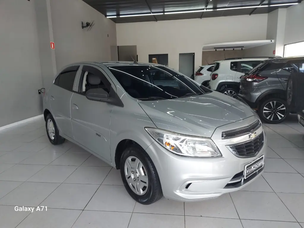 CHEVROLET Onix Hatch - Foto