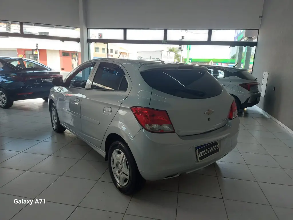 CHEVROLET Onix Hatch - Foto
