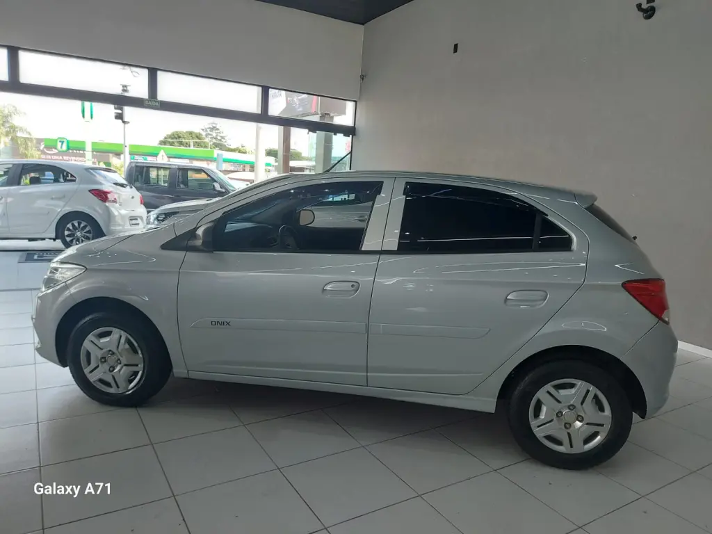 CHEVROLET Onix Hatch - Foto
