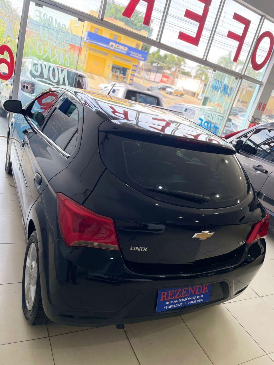 CHEVROLET Onix Hatch - Foto