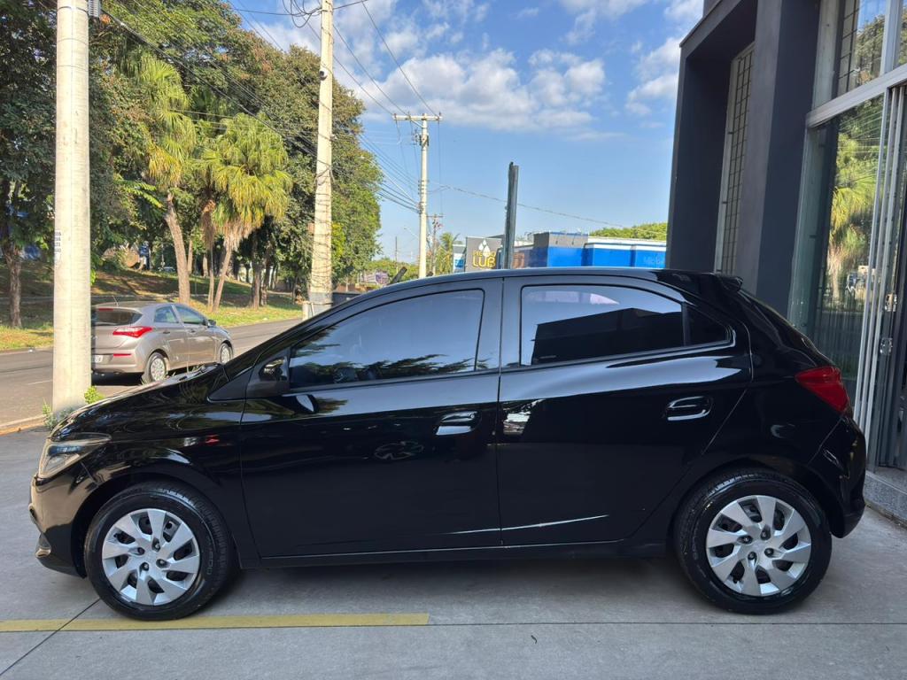 CHEVROLET Onix Hatch - Foto