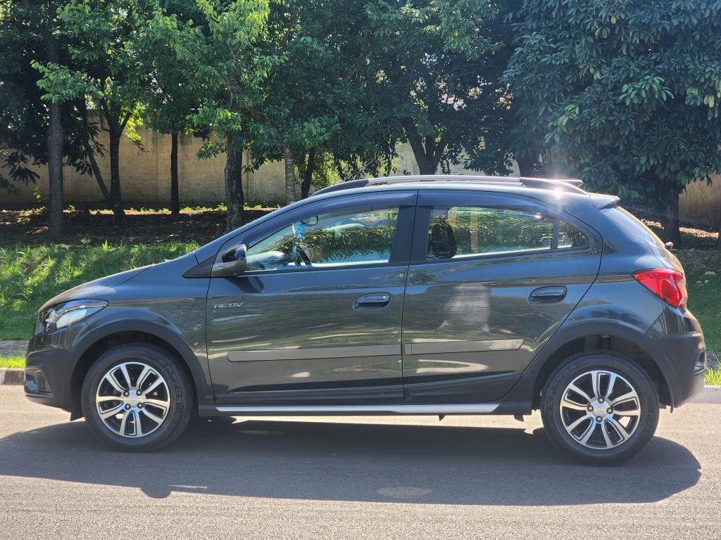 CHEVROLET Onix Hatch - Foto