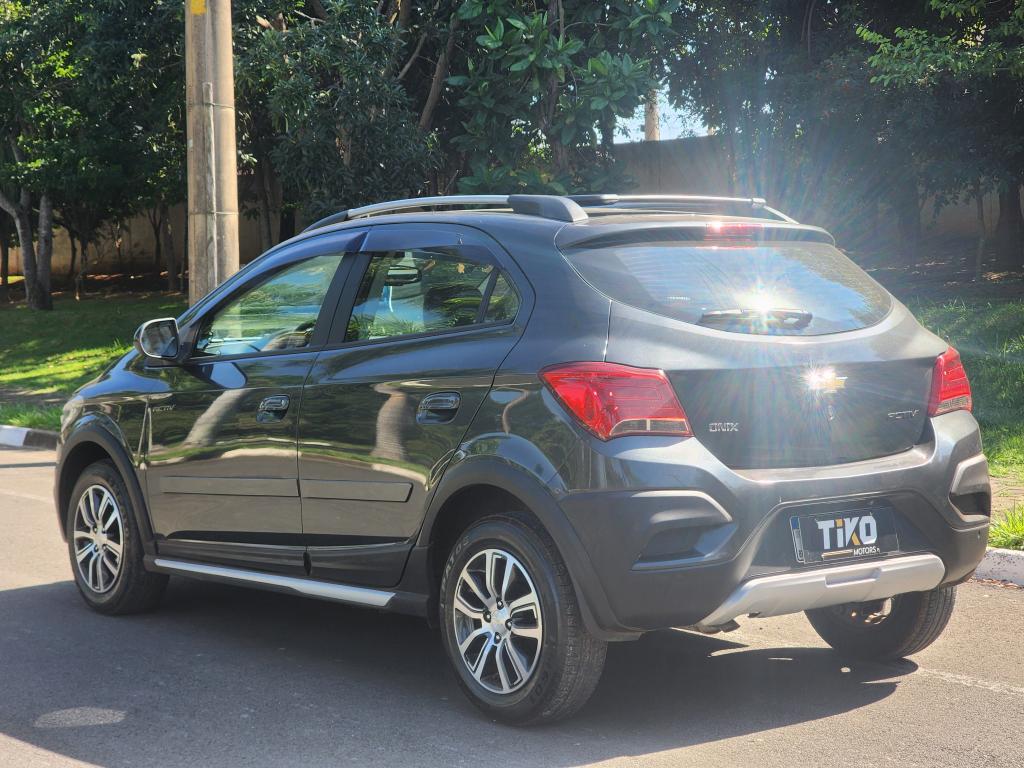 CHEVROLET Onix Hatch - Foto