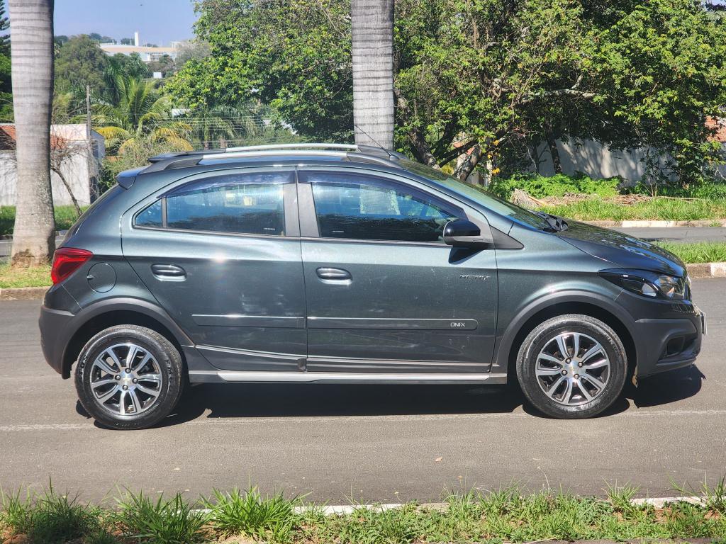 CHEVROLET Onix Hatch - Foto