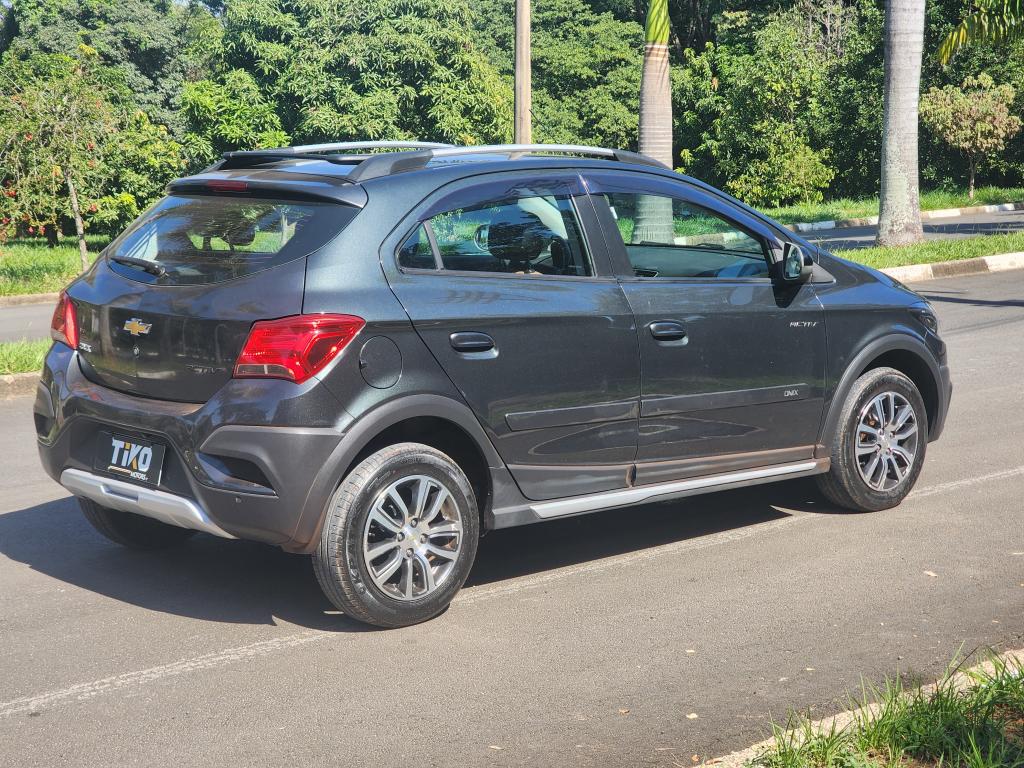 CHEVROLET Onix Hatch - Foto