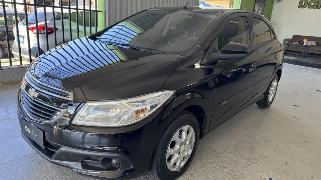 CHEVROLET Onix Hatch - Foto