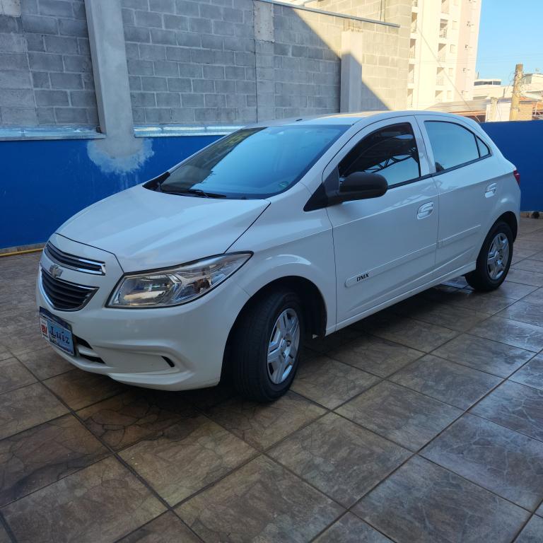 CHEVROLET Onix Hatch - Foto