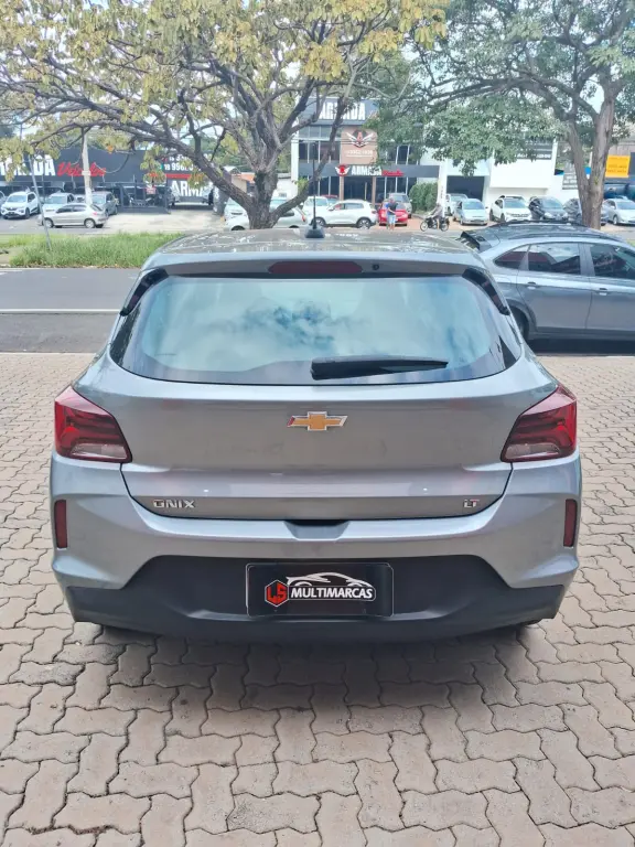 CHEVROLET Onix Hatch - Foto