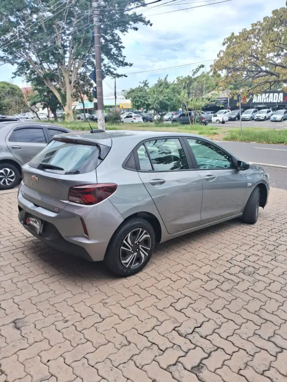 CHEVROLET Onix Hatch - Foto